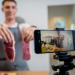 chico filma cocinando
